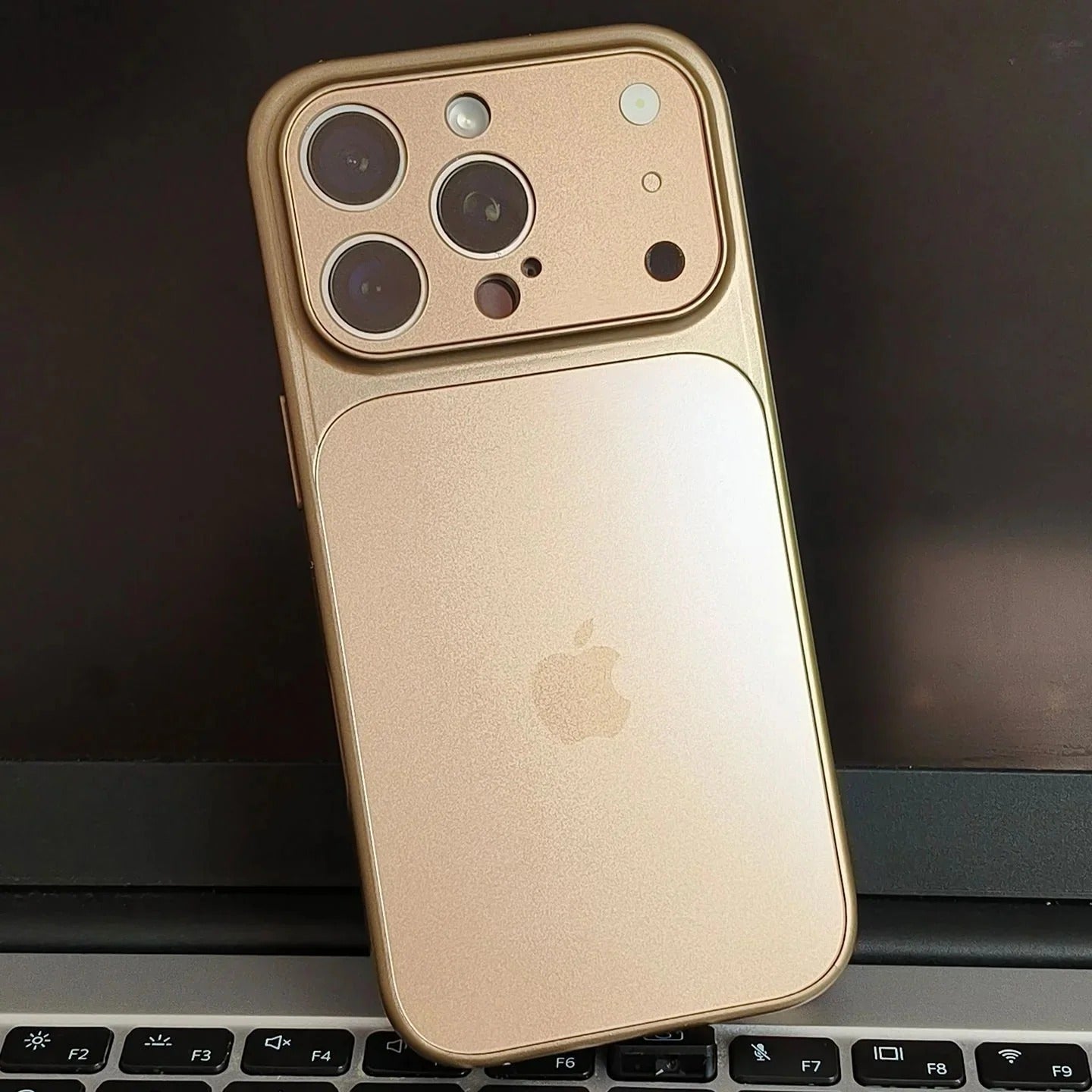 Mat metal MagSafe etui til iPhone